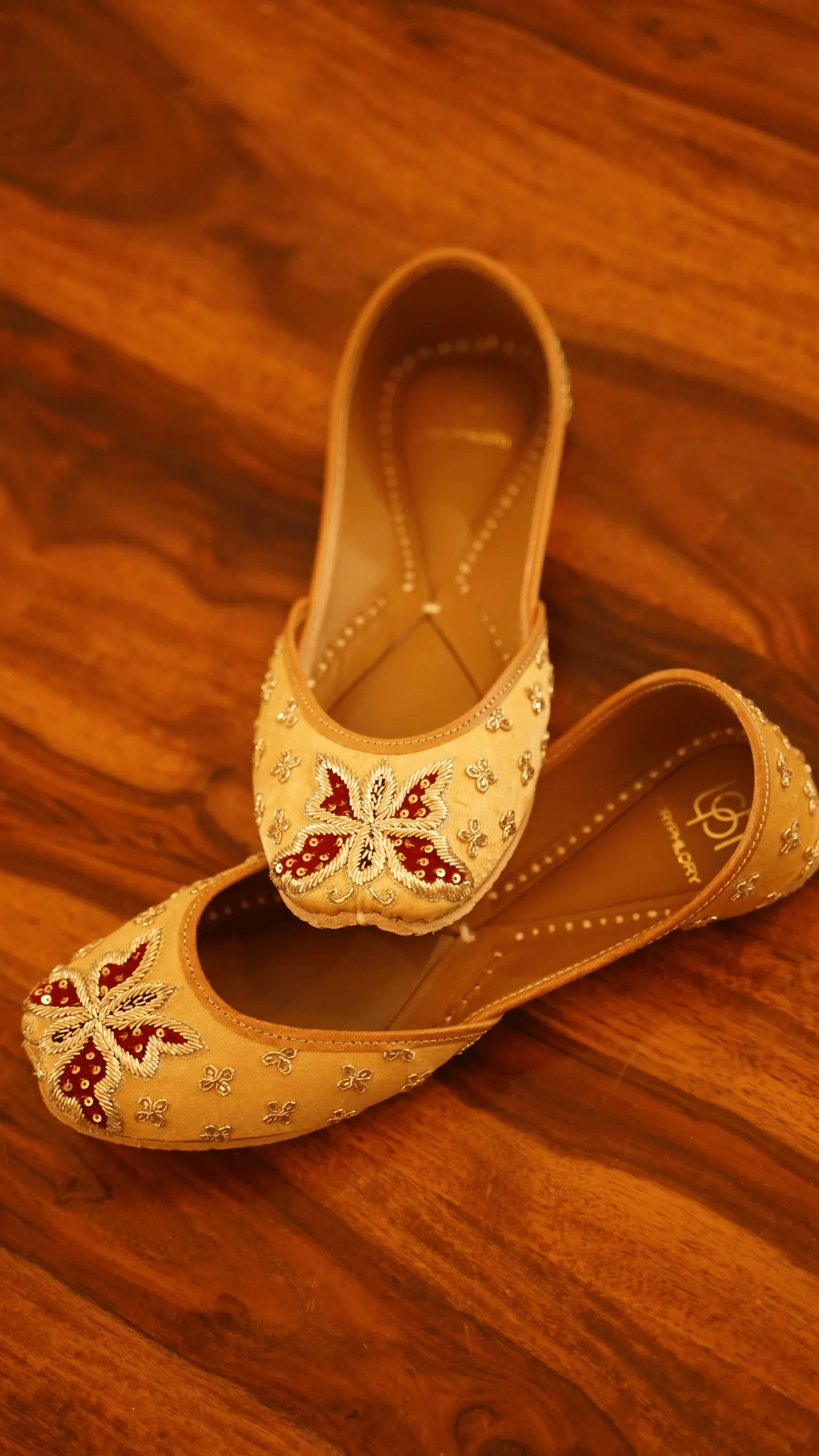 Titli - Golden Jutti Set