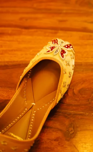 Titli - Golden Jutti Set
